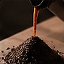 Água quente caindo sobre o café